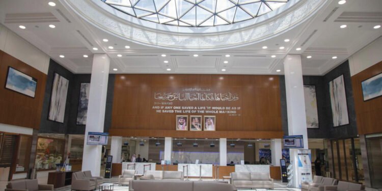نجاح زراعة جهاز التحفيز العميق للدماغ لمريض يعاني من الرعاش الأساسي في السعودي الألماني.