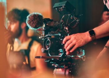 سوني تطلق كاميرا FX5 الجديدة ضمن مجموعة Cinema Line في المملكة العربية السعودية، والمزوّدة بمستشعر صور مطوّر حديثًا، ودعم صيغ تسجيل Open Gate، وإمكانية تسجيل البيانات الأصلية غير المعالجة (RAW) داخل الكاميرا، مع تحسينات في سهولة التشغيل