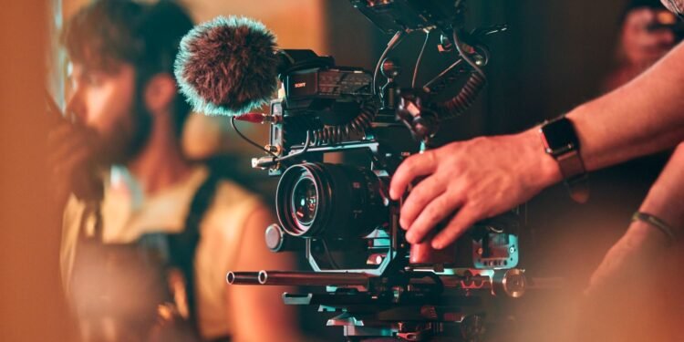 سوني تطلق كاميرا FX5 الجديدة ضمن مجموعة Cinema Line في المملكة العربية السعودية، والمزوّدة بمستشعر صور مطوّر حديثًا، ودعم صيغ تسجيل Open Gate، وإمكانية تسجيل البيانات الأصلية غير المعالجة (RAW) داخل الكاميرا، مع تحسينات في سهولة التشغيل