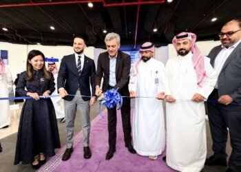 الفطيم تطلق DENZA في السعودية وتطرح طرازي B5 وB8 وتفتتح صالتي عرض رئيسيتين في الرياض وجدة