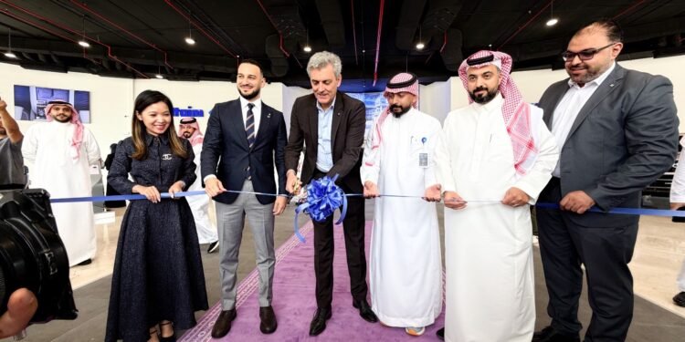 الفطيم تطلق DENZA في السعودية وتطرح طرازي B5 وB8 وتفتتح صالتي عرض رئيسيتين في الرياض وجدة
