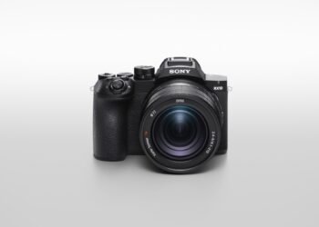 سوني تطلق الإصدار الخامس من كاميرا RX10 V المتكاملة لتصوير الأنشطة اليومية والحياة البرية ومنافسات الرياضة
