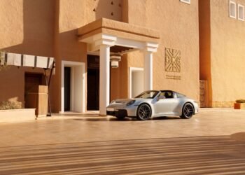 بورشه السعودية تكشف عن سيارة Sonderwunsch 911 Targa Green Roof 2.0 
