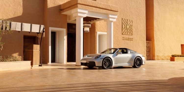بورشه السعودية تكشف عن سيارة Sonderwunsch 911 Targa Green Roof 2.0 