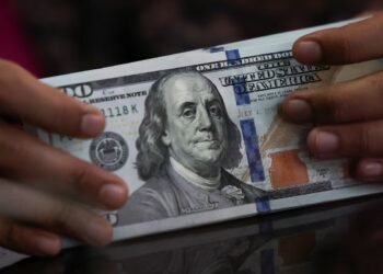 الدولار يتراجع بعد استقرار أسعار المنتجين وانحسار رهانات رفع الفائدة
