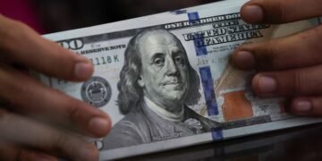 الدولار يتراجع بعد استقرار أسعار المنتجين وانحسار رهانات رفع الفائدة