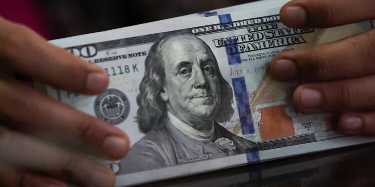 الدولار يتراجع بعد استقرار أسعار المنتجين وانحسار رهانات رفع الفائدة