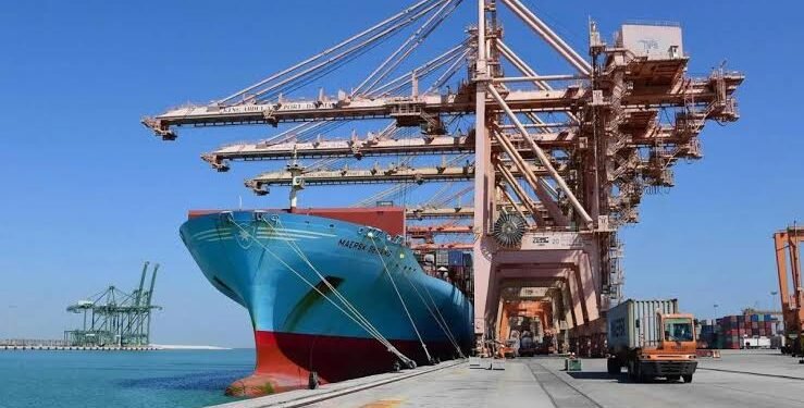 تعزيز سلاسل الإمداد: ميناء جدة يستقبل 2400 حاوية أرز هندي لترسيخ الأمن الغذائي السعودي