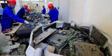 البطالة في مصر تلامس 5.8% لكن من يصنع الوظائف الحقيقية.
