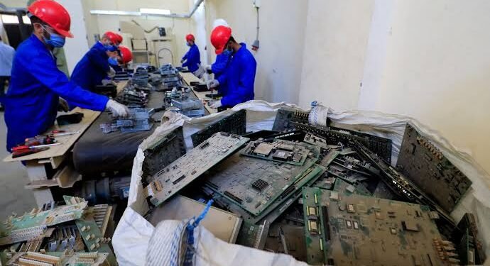 البطالة في مصر تلامس 5.8% لكن من يصنع الوظائف الحقيقية.
