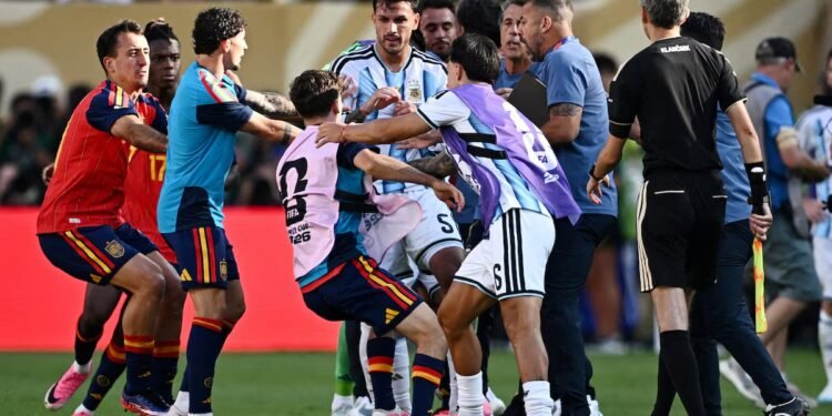 إيقاف باريديس 10 مباريات على خلفية أحداث نهائي كأس العالم